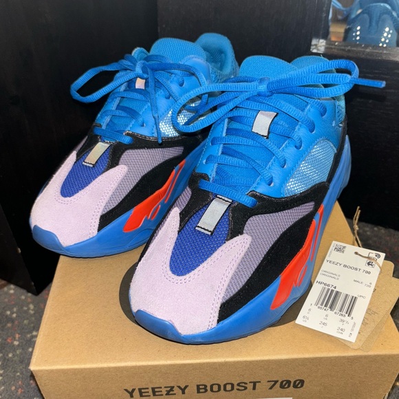 Yeezy Boost 700 6.5 - Picture 2 of 5